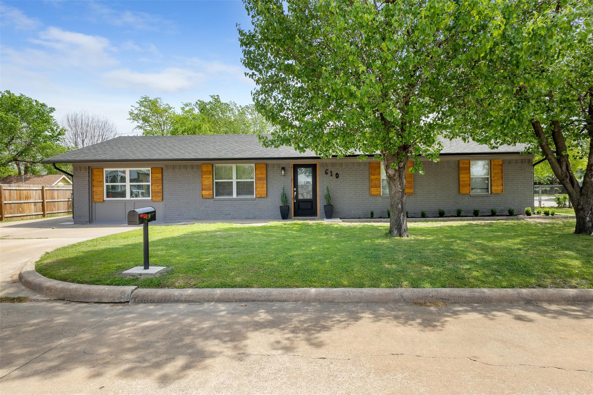 610 S 10th Street, Sanger TX